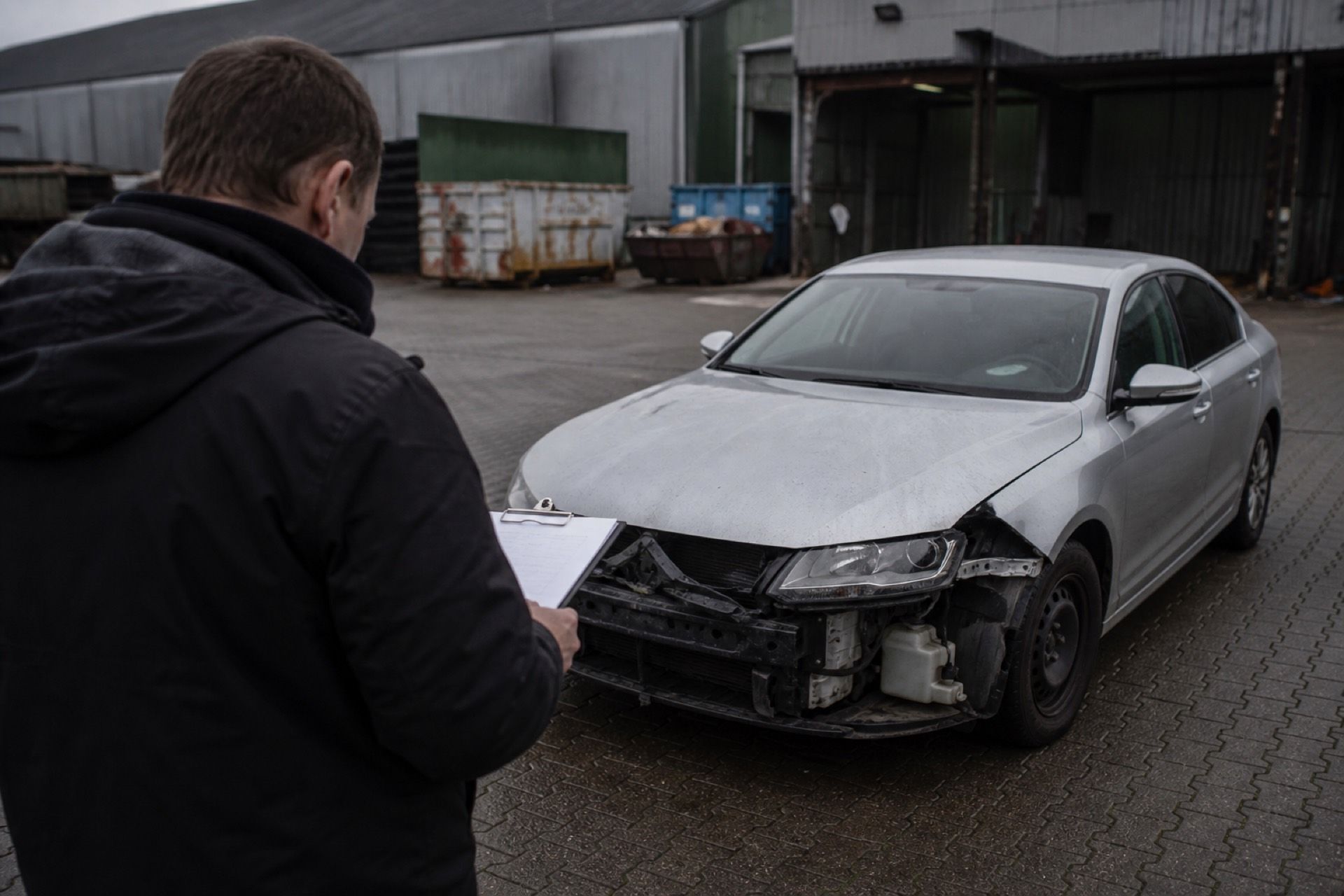 Beschädigtes Fahrzeug auf einem Hof zur Restwertermittlung