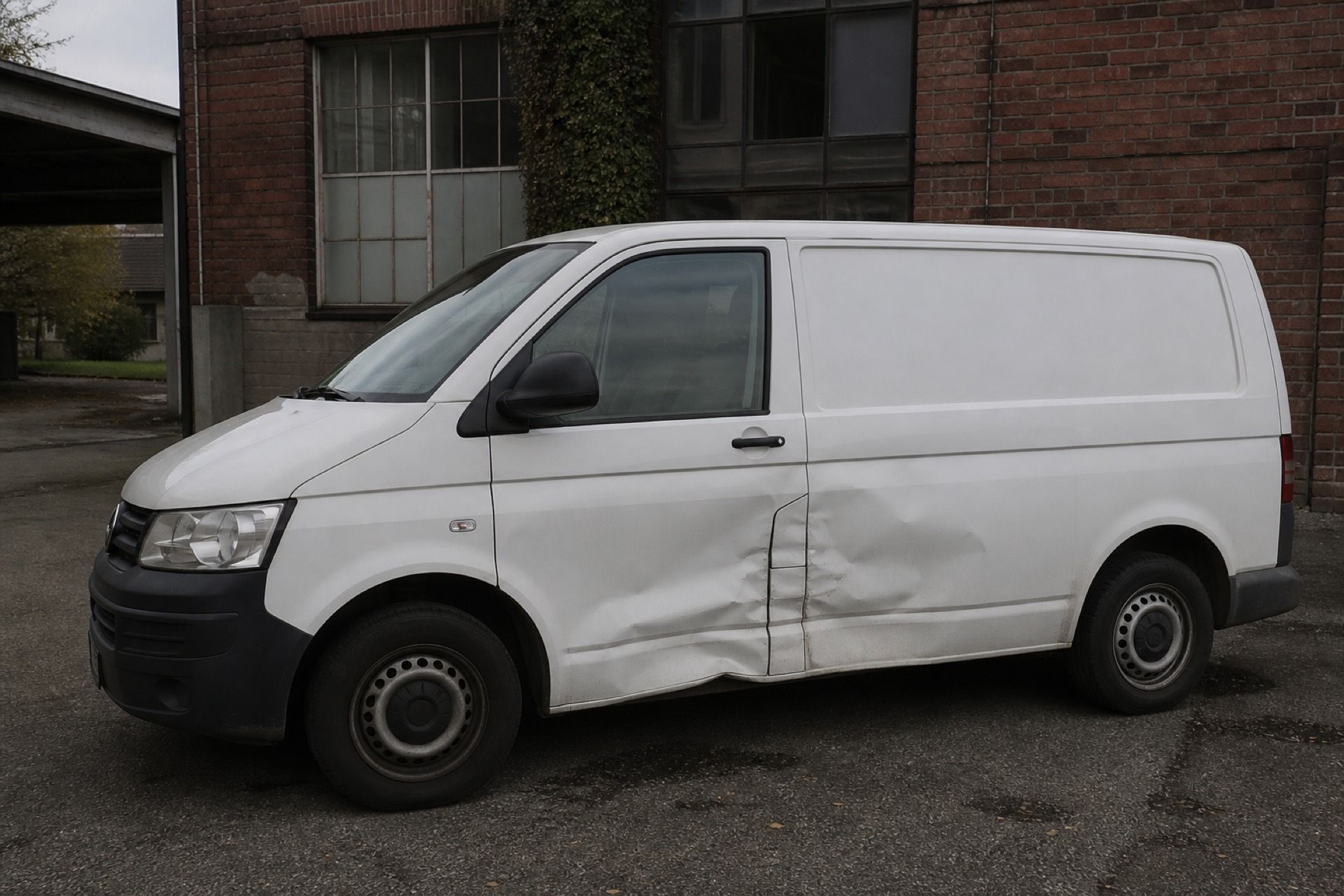 Beschädigter Transporter auf einem Betriebsgelände nach einem Unfall